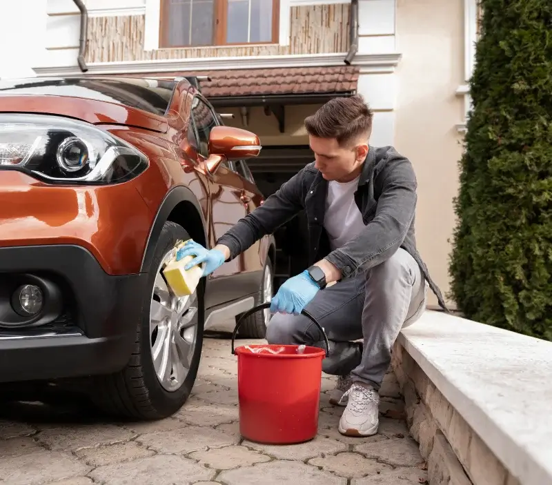 Lavage auto à domicile Fampoux : professionnel intervenant sur un véhicule